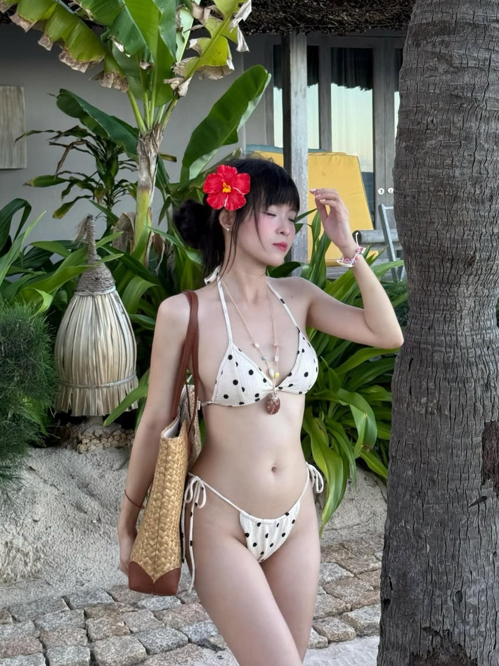Thiết kế bikini dây buộc mảnh mai cùng phần cạp cao đã khéo léo tôn lên vòng eo thon gọn, bờ vai mảnh mai và đôi chân dài miên man của cô nàng.