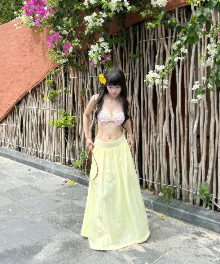 Mùa đi biển năm nay, Thúy Kiều khi thì lựa chọn những thiết kế bikini, khoe trọn đường cong, lúc lại kết hợp với các thiết kế chân váy dài, chuẩn phong cách nàng thơ mùa hè.