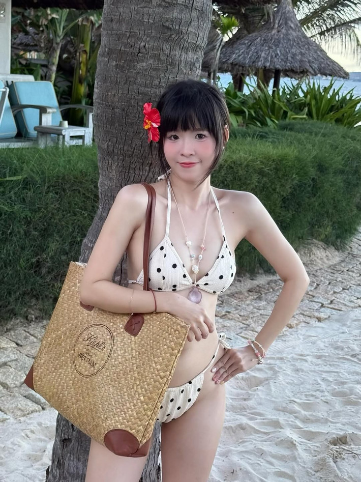 Mới đây, hot girl Thúy Kiều – gương mặt quen thuộc của nhóm hài đình đám FAPtv – đã khiến cộng đồng mạng "đứng ngồi không yên" khi chia sẻ loạt ảnh đi biển đầy gợi cảm và cuốn hút. Với bộ bikini chấm bi cá tính cùng vóc dáng săn chắc, Thúy Kiều đã nhận về "bão" lời khen và nhanh chóng làm "nóng" không khí mùa hè.