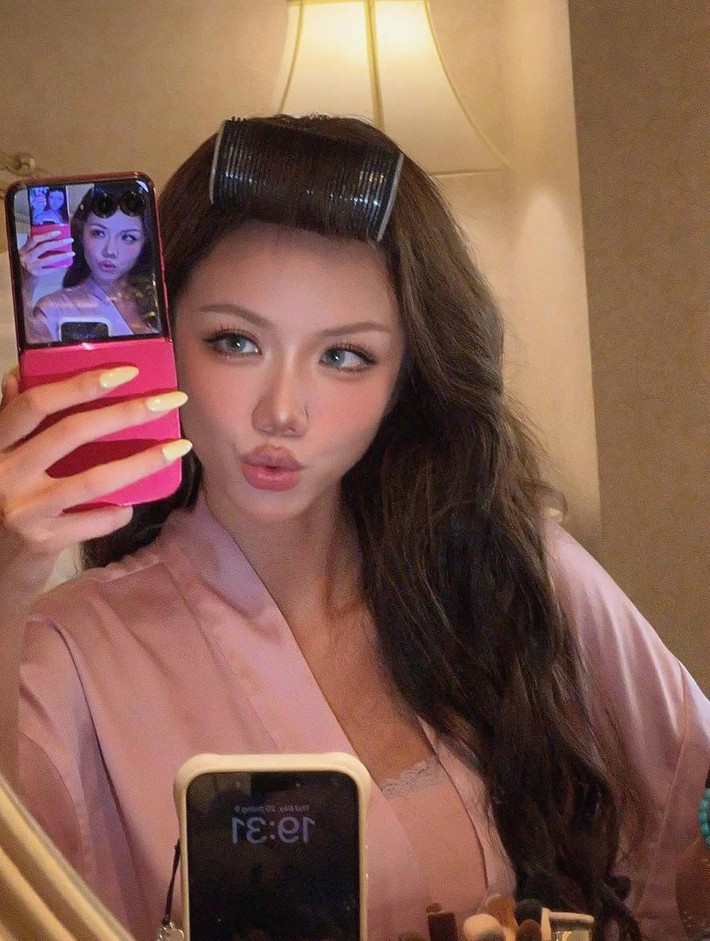 Kể từ khi "nhuộm da", Phương Ly đã điều chỉnh phong cách để phù hợp hơn với giao diện mới. Cô lựa chọn những trang phục tôn dáng, ưu tiên những thiết kế giúp khoe đường cong, đặc biệt là khi đi biển với bikini hai mảnh hay cut-out táo bạo. (Ảnh: FBNV)