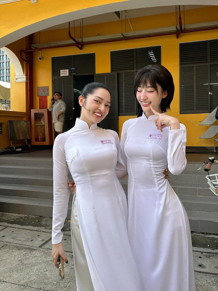 Không chỉ tái hiện hình ảnh tuổi học trò trong sáng, nhẹ nhàng, dàn "em xinh" còn khiến khán giả trầm trồ bởi nhan sắc rạng rỡ, mỗi người một vẻ - vừa nền nã, vừa nổi bật thần thái "sao hạng A" dù khoác lên mình bộ đồng phục giản dị.