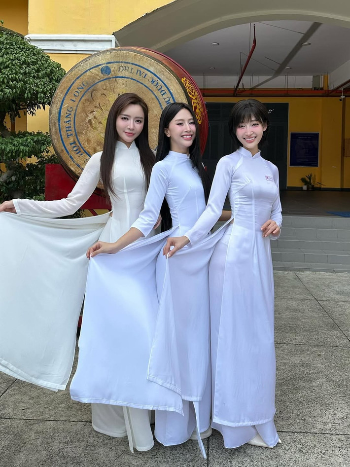 Teaser tập mới "Em Xinh Say Hi" bùng nổ với hình ảnh thời đi học của dàn nghệ sĩ. Trong đó, Quỳnh Anh Shyn, Bảo Anh, Bích Phương, Juky San... gây ấn tượng với vẻ đẹp trong trẻo, duyên dáng. Trên trang cá nhân, một số em xinh như Juky San, Quỳnh Anh Shyn cũng nhá hàng một số tấm ảnh trong tà áo dài khiến nhiều người phải dành lời khen ngợi.