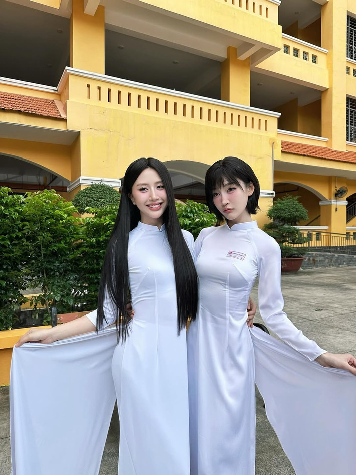 Tâm điểm visual lần này gọi tên Quỳnh Anh Shyn. Sau nhiều tập đổi màu tóc liên tục với hình tượng cá tính, nữ fashionista khiến dân tình thích thú khi bất ngờ trở lại hình ảnh dịu dàng, trong trẻo, tóc dài đen để "hợp vibe" nữ sinh.