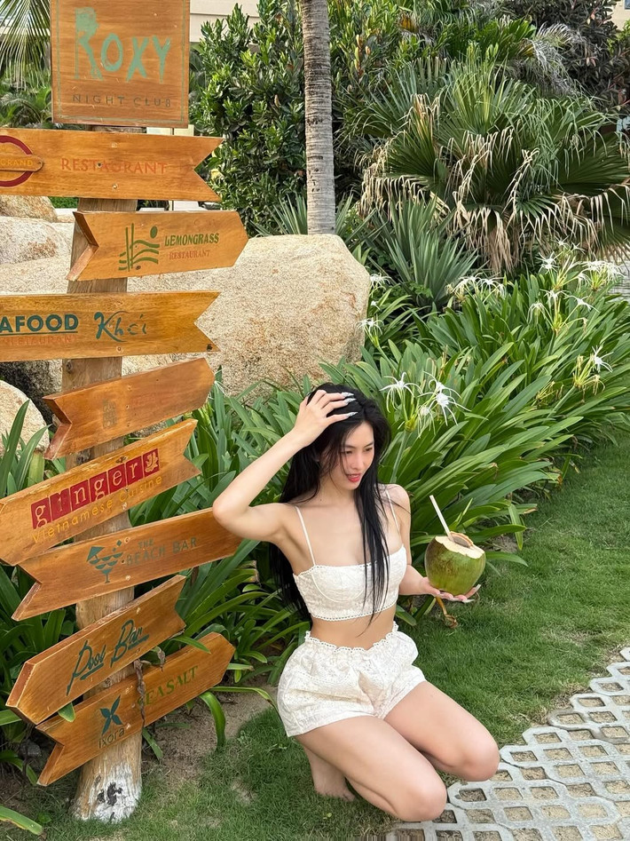 Áo crop top cúp ngực khoe khéo bờ vai thon và vòng eo con kiến săn chắc, kết hợp cùng quần short đồng bộ với phần cạp chun tạo sự thoải mái nhưng vẫn giữ được nét quyến rũ.