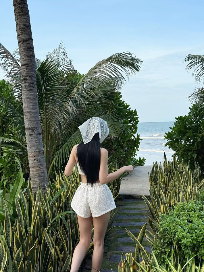 Nữ dancer đã khéo léo kết hợp giữa sự gợi cảm và thanh lịch, tạo nên một phong cách riêng biệt, nhận được nhiều lời khen ngợi từ cộng đồng mạng.