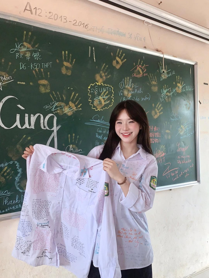 Được biết, nữ sinh trong ảnh là Vũ Thị Mai Lan – học sinh trường THPT Xuân Mai (Hà Nội). Không chỉ gây ấn tượng với ngoại hình nổi bật, cô nàng còn có thành tích học tập đáng nể, là đại diện tiêu biểu trong các hoạt động ngoại khóa và phong trào lớp – trường.