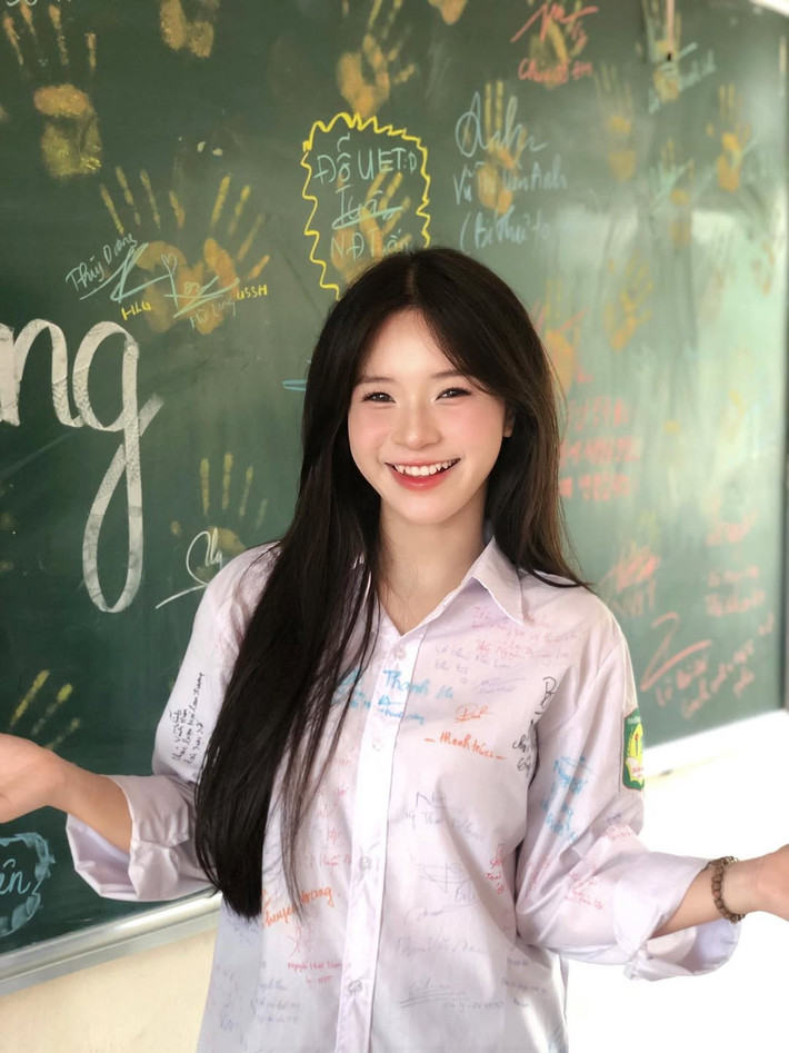 Nhiều người còn để ý thấy trong những tấm ảnh cô nàng đăng tải có cả giấy khen, nữ sinh này còn đạt danh hiệu học sinh giỏi.