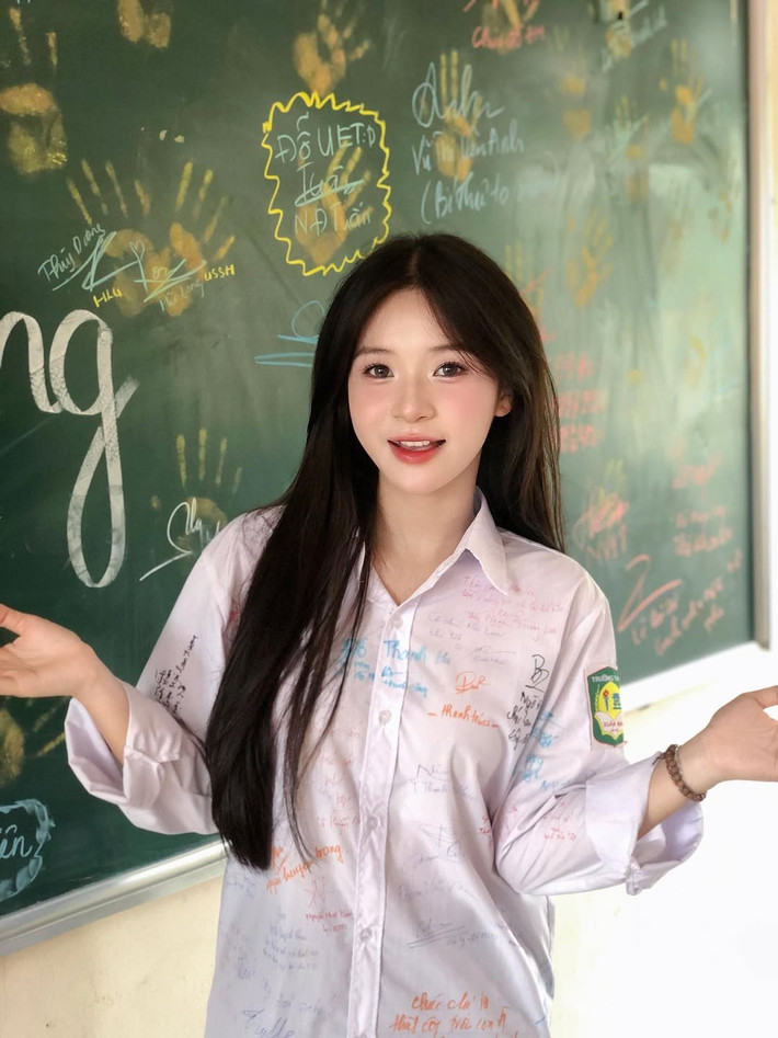 Tuy chỉ là ảnh chụp kỷ niệm cuối năm học, nhưng từng khung hình đều toát lên thần thái của một “hotgirl học đường” đích thực.