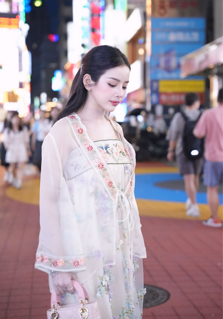 DJ Mie, nữ DJ tài năng và cá tính của làng nhạc Việt, một lần nữa khiến người hâm mộ không khỏi trầm trồ với phong cách thời trang độc đáo trong chuyến đi gần đây.