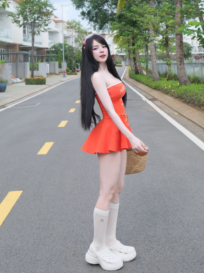 Thiết kế quây giúp khoe trọn bờ vai trần và xương quai xanh gợi cảm, đồng thời mang lại sự mát mẻ, phóng khoáng của mùa hè. Phần chân váy xòe nhẹ tạo cảm giác bay bổng, nữ tính và năng động khi di chuyển.