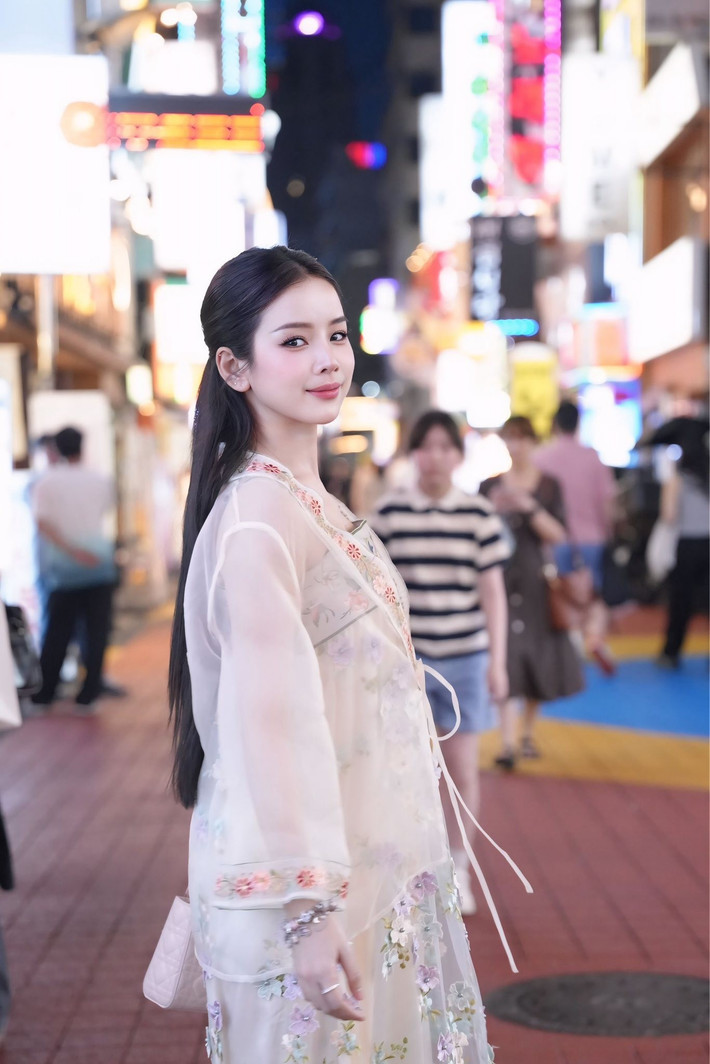 Không còn những bộ cánh hầm hố hay sexy quen thuộc trên sân khấu, Mie bất ngờ hóa thân thành "tiểu thư phố thị" với vẻ đẹp vừa thanh lịch, vừa mang đậm nét truyền thống Á Đông, đặc biệt là khi những hình ảnh này được chụp giữa khung cảnh đường phố nhộn nhịp của Hàn Quốc.