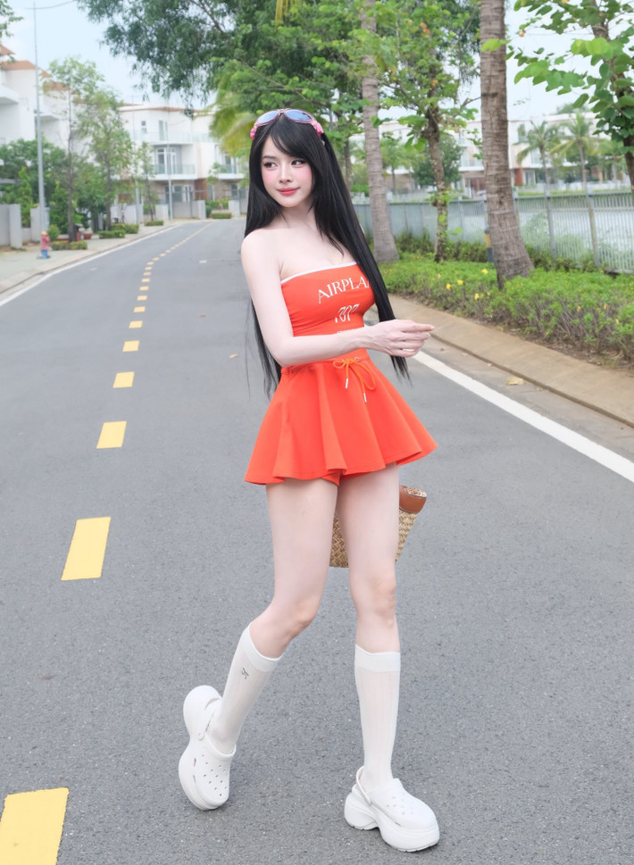 DJ Mie tự tin tạo dáng, khoe trọn vóc dáng thon gọn và đôi chân dài. Thần thái của cô nàng khiến bộ ảnh trở nên vừa gợi cảm nhưng cũng rất đáng yêu.