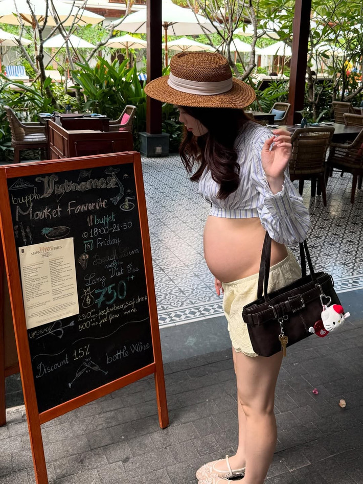 Vì bụng bầu cũng khá lớn nên Ly Phạm khéo léo lựa chọn thiết kế giày búp bê dạng bệt xinh xắn, đáng yêu phối cùng set đồ. (Ảnh: IGNV)