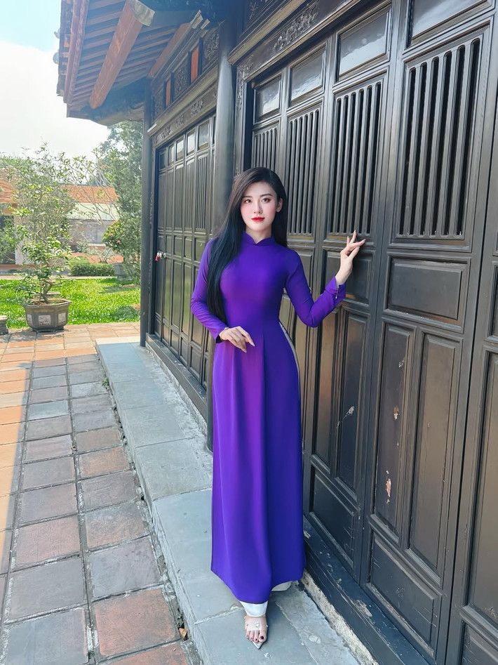Không chỉ sở hữu nhan sắc xinh đẹp, Bạch Huyền Trang còn thể hiện thần thái cuốn hút và nét duyên dáng rất riêng trong bộ ảnh này. Từ ánh mắt dịu dàng nhìn xa xăm, nụ cười tươi tắn, đến cách cô nàng khẽ đội nón lá, tất cả đều tạo nên một tổng thể hài hòa, thu hút mọi ánh nhìn.