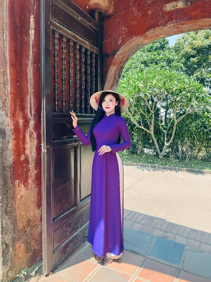 Nàng hot girl 9x gây ấn tượng bởi chiều cao 1,67m cùng số đo ba vòng lần lượt là 84-60-92cm.