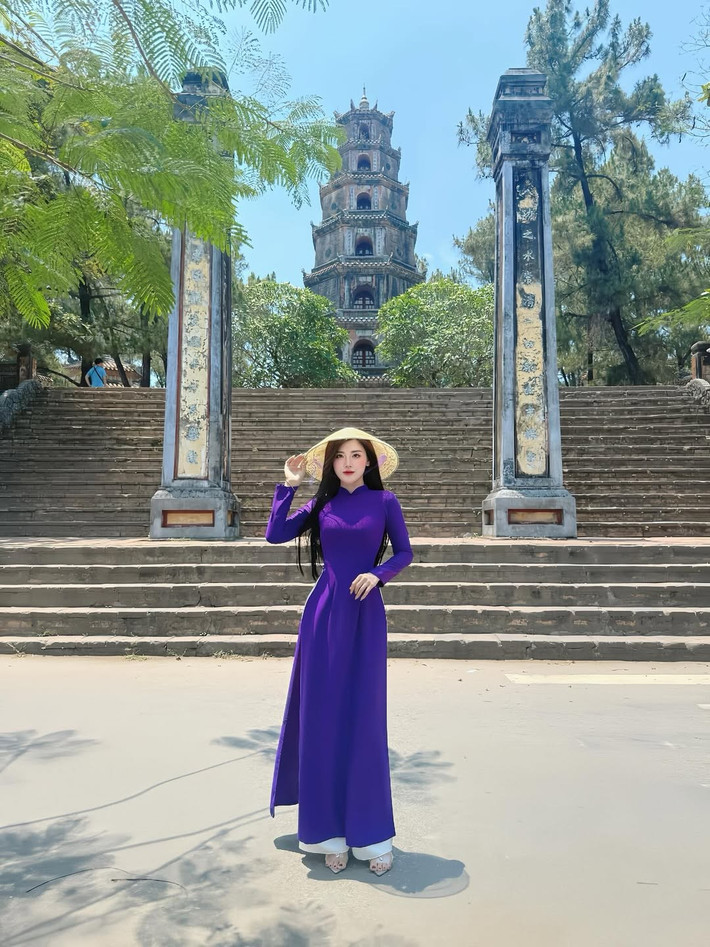 Màu tím nhẹ nhàng, tinh tế không chỉ tôn lên làn da trắng sáng mà còn làm nổi bật vẻ đẹp dịu dàng, đằm thắm của cô.