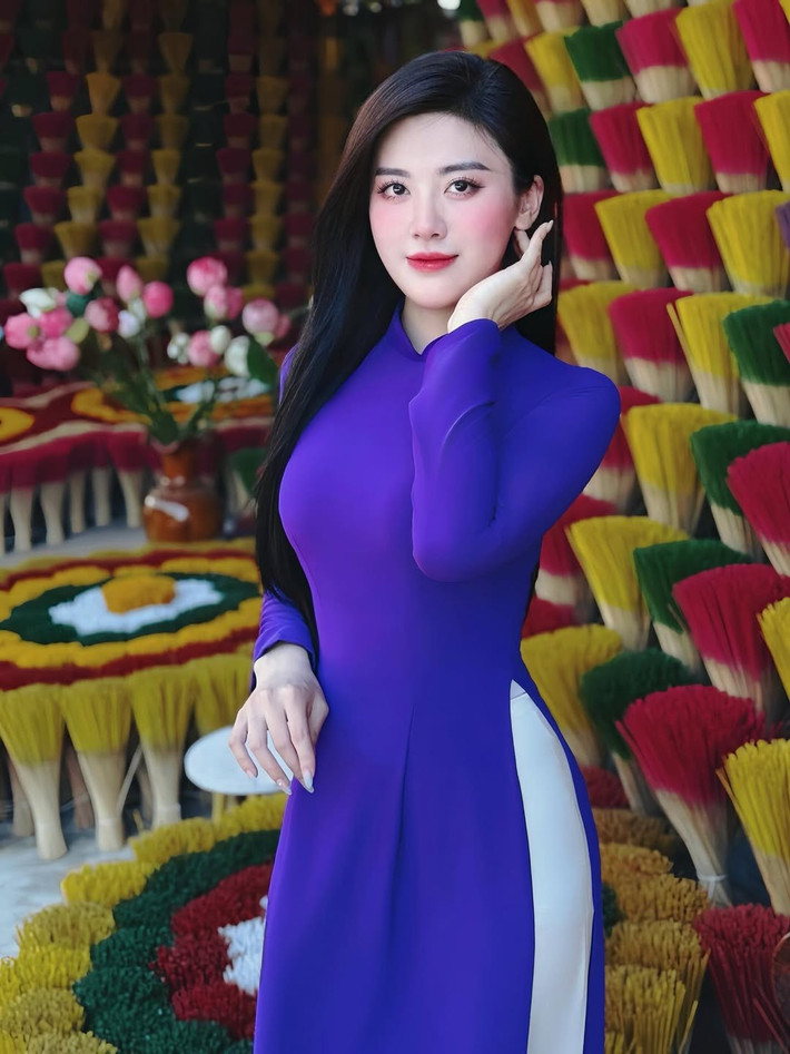 Vẻ đẹp của Huyền Trang trong tà áo dài không chỉ là sự hòa quyện giữa nét hiện đại và truyền thống mà còn thể hiện sự trân trọng những giá trị văn hóa. Cô đã thành công trong việc khắc họa hình ảnh một cô gái Việt Nam vừa xinh đẹp, tri thức lại vừa mang đậm bản sắc dân tộc.
