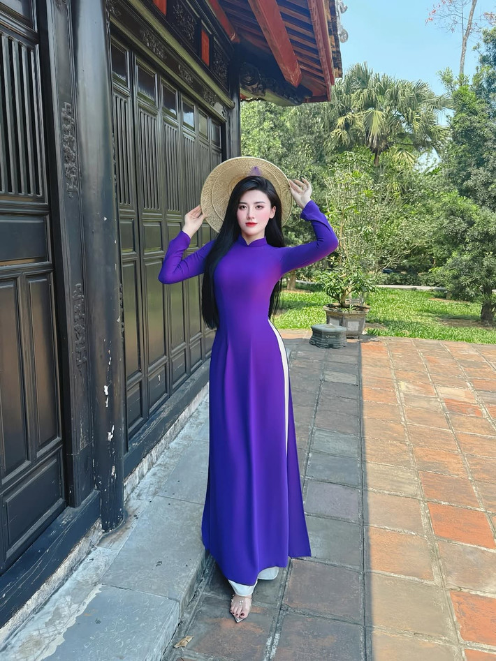 Kiểu tóc dài đen mượt được thả tự nhiên, kết hợp với lối trang điểm nhẹ nhàng, thanh thoát, càng làm tăng thêm vẻ đẹp thuần khiết, trong sáng.