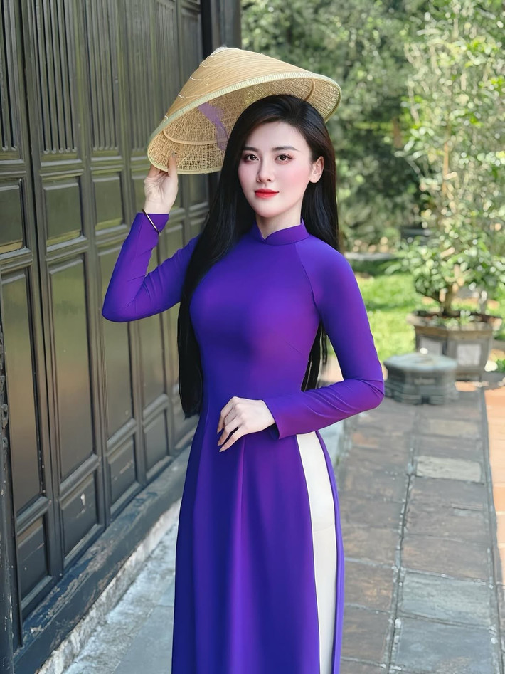 Trong bộ ảnh "nàng thơ xứ Huế" mới đây được đăng tải, Bạch Huyền Trang khoác lên mình tà áo dài truyền thống màu tím đặc trưng của vùng đất cố đô.