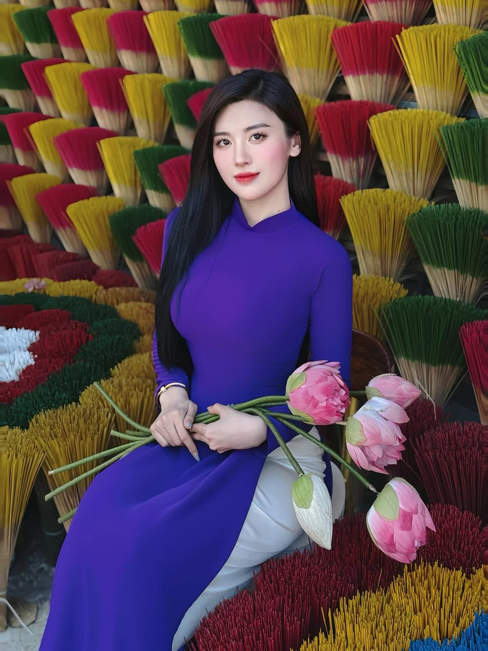 Bạch Huyền Trang (sinh năm 1996 - Nghệ An) từng được biết đến với những biệt danh như "hot girl trường Luật", "crush quốc dân" nhờ vẻ ngoài xinh đẹp, ngọt ngào. Cô nàng thu về cho mình lượng người theo dõi khá lớn trên mạng xã hội, mỗi bài đăng đều thu hút rất nhiều sự chú ý.