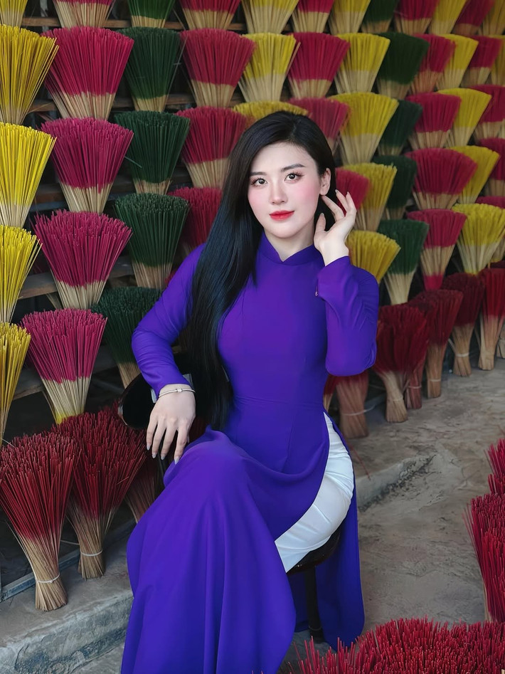 Loạt ảnh hóa thân thành "nàng thơ xứ Huế" của hot girl Bạch Huyền Trang đã nhận được vô số lời khen ngợi từ cộng đồng mạng: "U mê vẻ đẹp này quá", "dịu dàng như nước"...