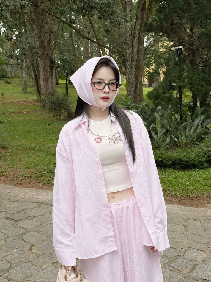 Cô thường xuyên diện những chiếc áo croptop, áo thun oversize kết hợp với quần short, chân váy, thể hiện sự năng động, trẻ trung trong những hình ảnh đời thường.