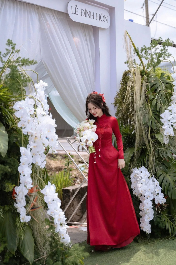Ban đầu, cả hai chỉ định tổ chức buổi lễ nhỏ để chụp hình, gửi bạn bè ở Mỹ. Nhưng khi lên kế hoạch, họ lại quyết định thực hiện đúng phong tục truyền thống.