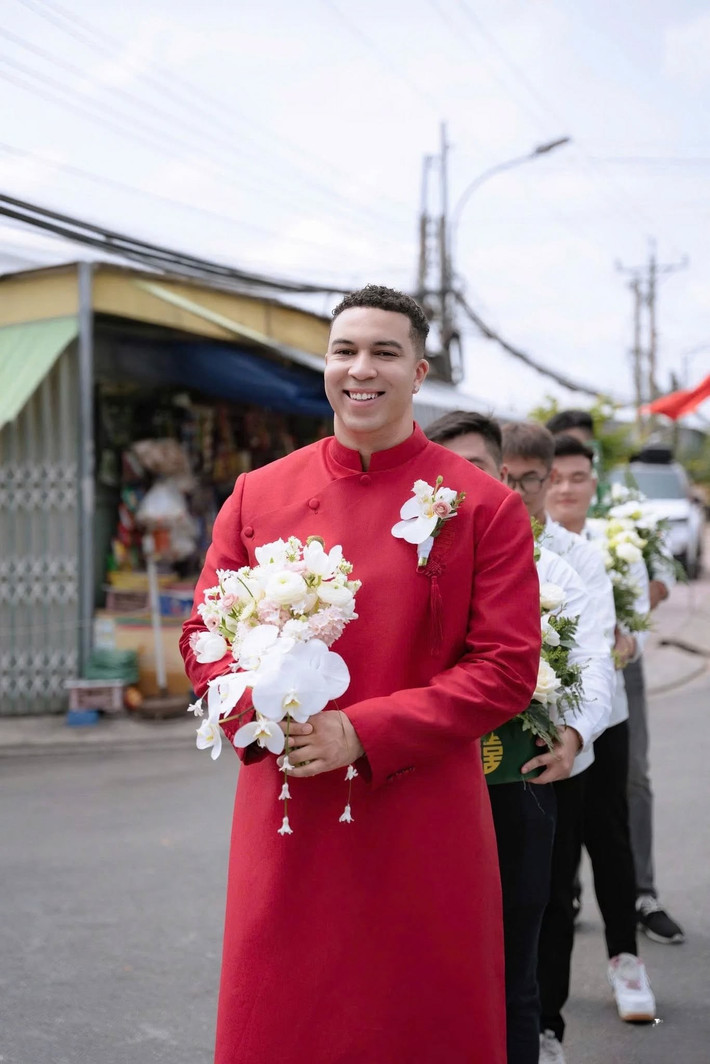 Được biết, trước lễ hỏi diễn ra vào tháng 3, Trae Carter-Wells (sinh năm 1996) dành toàn bộ thời gian rảnh trong một tháng để học tiếng Việt. Không phải vì áp lực từ gia đình vợ, không phải vì yêu cầu của ai, mà đơn giản chỉ vì anh muốn thể hiện sự tôn trọng tối đa dành cho văn hóa và gia đình của người phụ nữ anh yêu.