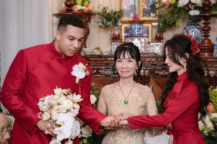Đôi tay run rẩy cầm chiếc điện thoại, giọng nói còn ngọng nghịu nhưng đầy chân thành: "Thưa ba, thưa mẹ. Con cảm ơn ba mẹ và gia đình đã yêu thương con..." Đoạn video chỉ hơn 1 phút nhưng khiến người xem cũng phải cảm thấy xúc động.