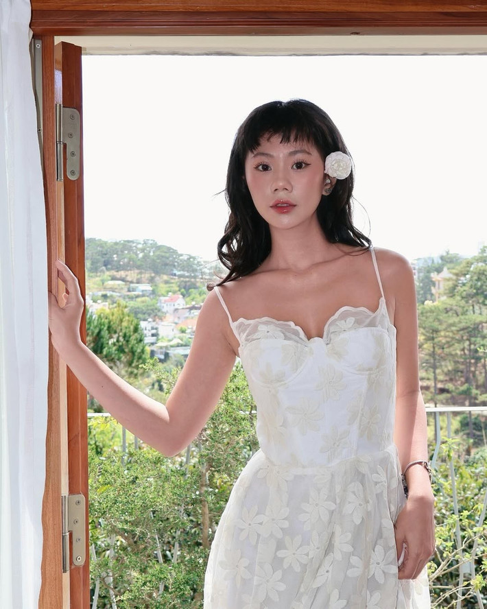 Không chỉ dừng lại ở đó, Như Thảo còn tham gia vào nhiều xu hướng và chủ đề nóng trên mạng, như cuộc tranh luận về “hàng chợ” và “đồ hiệu”, thể hiện quan điểm một cách thẳng thắn và dí dỏm, thu hút sự quan tâm lớn từ cộng đồng mạng.