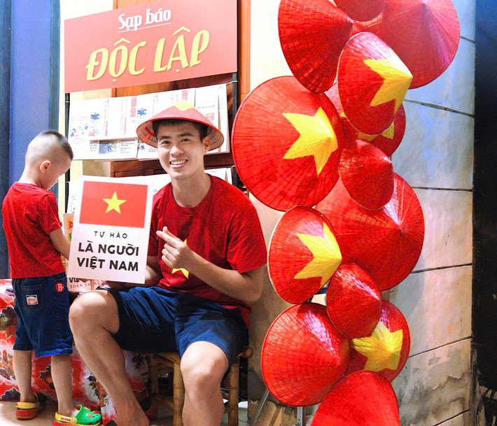 Duy Mạnh cũng hào hứng đăng tải những bức hình anh cùng hai con mặc áo cờ đỏ sao vàng check-in tại trước cửa nhà. (Ảnh: FB Đỗ Duy Mạnh)