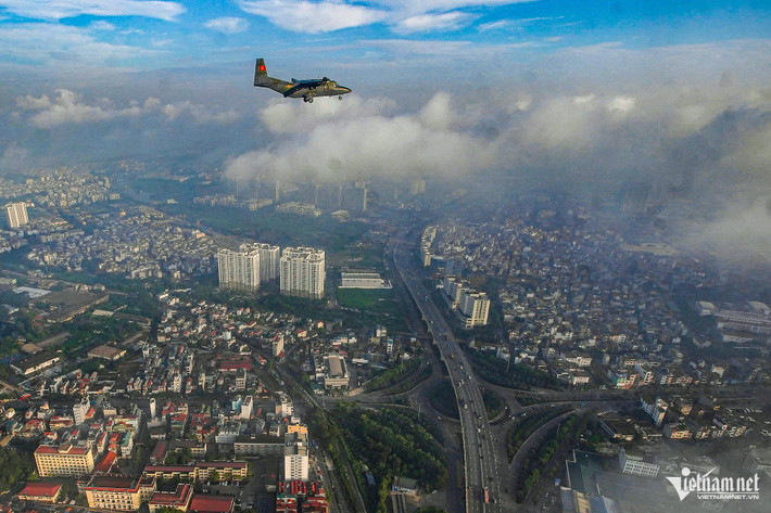 Phi đội bay qua nhiều khu vực có cảnh quan đẹp trung tâm Thủ đô.