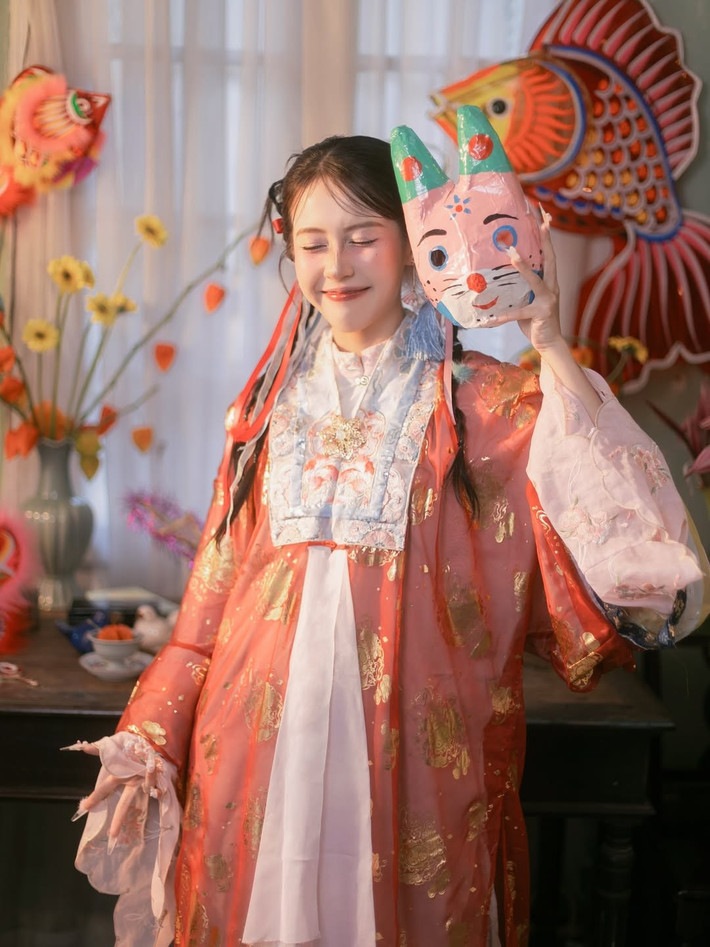 Cô nàng vui vẻ tạo dáng bên chiếc đèn lồng ông sao quen thuộc hay nâng niu chiếc đèn lồng cá chép truyền thống, như đang sống lại tuổi thơ rực rỡ của mình. (Ảnh: FBNV)