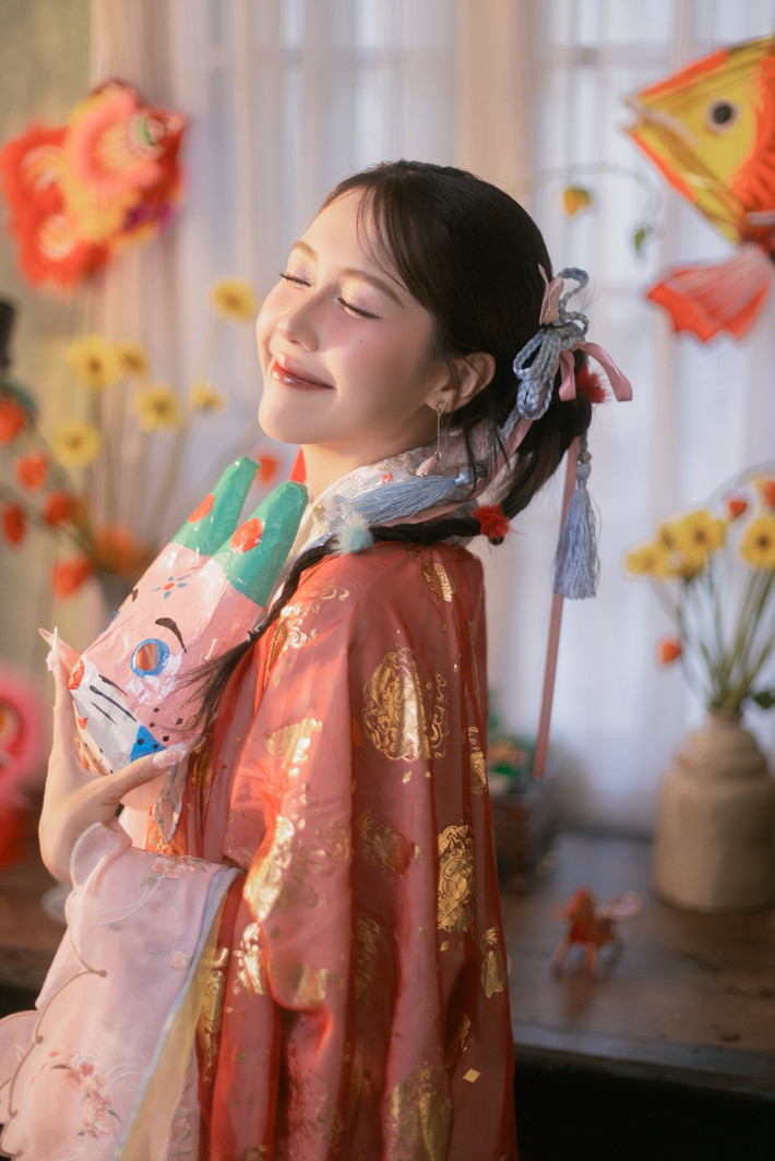 Hậu Hoàng (tên thật Hoàng Thúy Hậu, sinh năm 1995) luôn gây ấn tượng trong lòng khán giả nhờ vẻ ngoài vui vẻ cùng tinh thần tích cực mọi lúc mọi nơi. (Ảnh: FBNV)