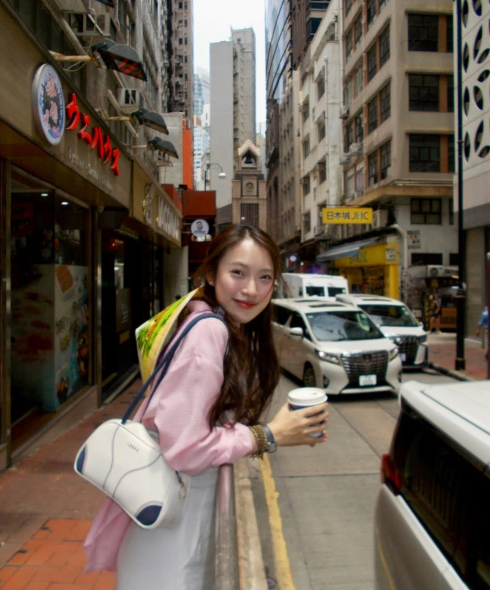 Khánh Vy từ lâu đã được biết đến là một cô gái tài năng, thông minh và mang trong mình niềm tự hào dân tộc sâu sắc. Việc mang theo nón lá khi đi du lịch nước ngoài đã thể hiện tinh thần này của cô nàng.