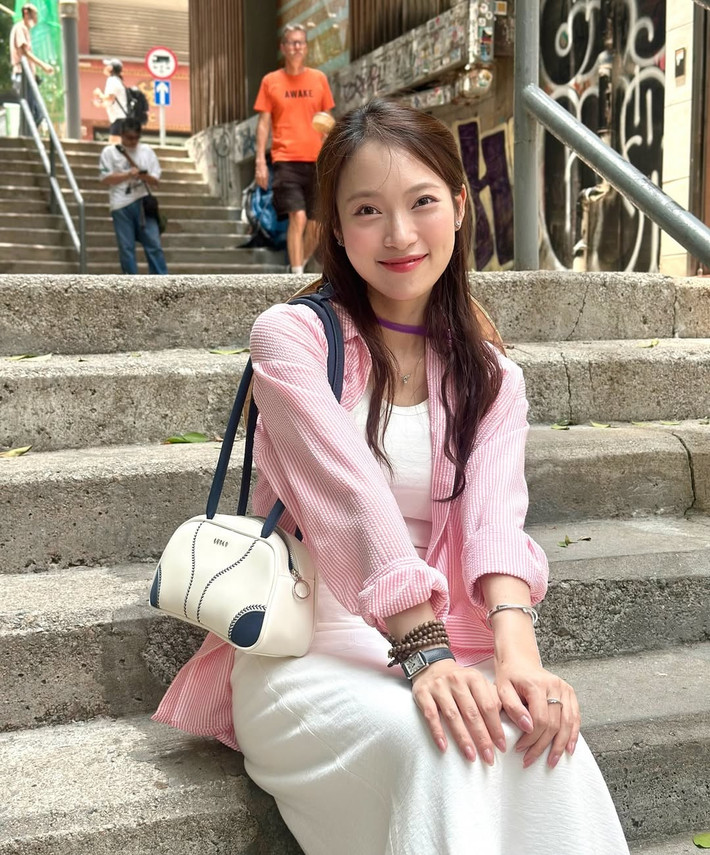 Mới đây, MC Khánh Vy đã khiến người hâm mộ không khỏi thích thú khi chia sẻ loạt ảnh du lịch tại Hong Kong. Bên cạnh những khung cảnh quen thuộc của xứ Cảng Thơm, điều đặc biệt thu hút sự chú ý chính là món phụ kiện "bất ly thân" của cô nàng: chiếc nón lá truyền thống của Việt Nam. Khánh Vy cũng hào hứng chia sẻ: "Nón lá được đến Hongkong rùi nhớ. VyLog Hongkong ra lò".