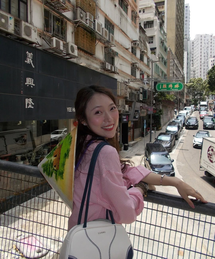Điểm nhấn nổi bật trong mỗi khung hình chính là chiếc nón lá đơn sơ mà duyên dáng được Khánh Vy đội hoặc cầm trên tay.