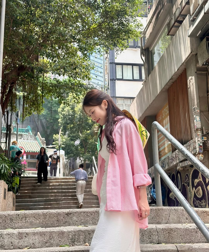Chiếc nón lá giản dị nhưng đầy biểu tượng đã trở thành "người bạn đồng hành" đặc biệt, giúp Khánh Vy không chỉ khoe vẻ đẹp rạng rỡ mà còn thể hiện niềm tự hào và tình yêu dành cho quê hương mình.
