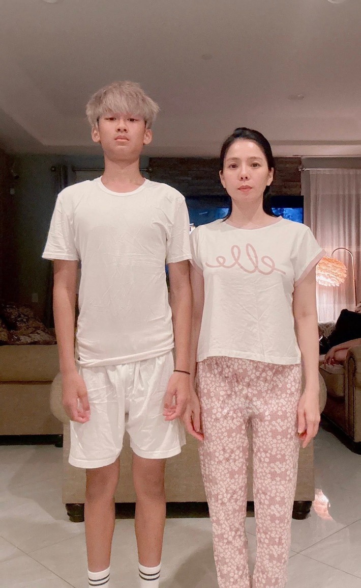Giọng ca bolero chia sẻ ở tuổi 14, con trai cô đang có chiều cao 1,76 m, tăng 2 cm so với hồi tháng 2. Lệ Quyên dự đoán Kỳ Anh có thể chạm mốc 1,8 m trong vài năm tới.