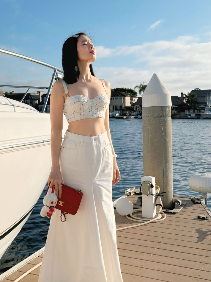 Về phần mình, mặc dù có con trai đã lớn nhưng Lệ Quyên vẫn giữ được vẻ ngoài tươi trẻ, xinh đẹp.