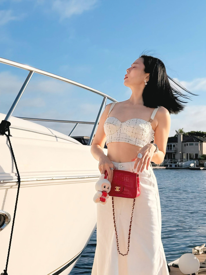 Ở tuổi 44, nữ ca sĩ vẫn giữ được vóc dáng cân đối, đặc biệt là làn da săn chắc, mịn màng.