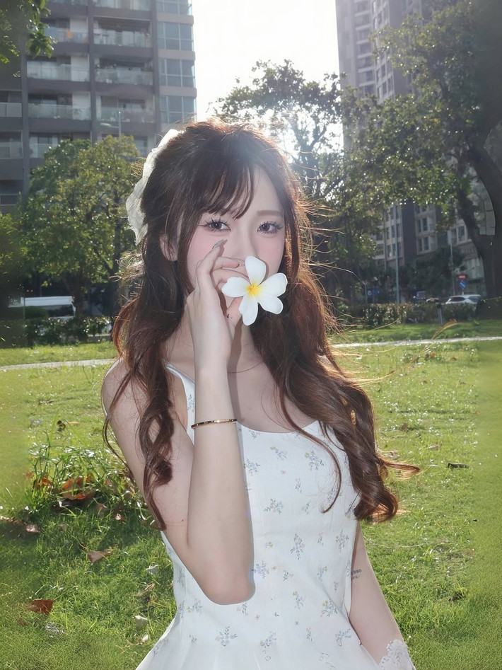 Diệu Linh là một gương mặt quen thuộc và được yêu mến trong cộng đồng TikTok Việt Nam. Cô nàng sinh năm 2002 được biết đến với vẻ ngoài ngọt ngào, trong trẻo, thường xuyên chia sẻ các video về cuộc sống hằng ngày, thời trang, và những nội dung mang tính giải trí nhẹ nhàng, tích cực.