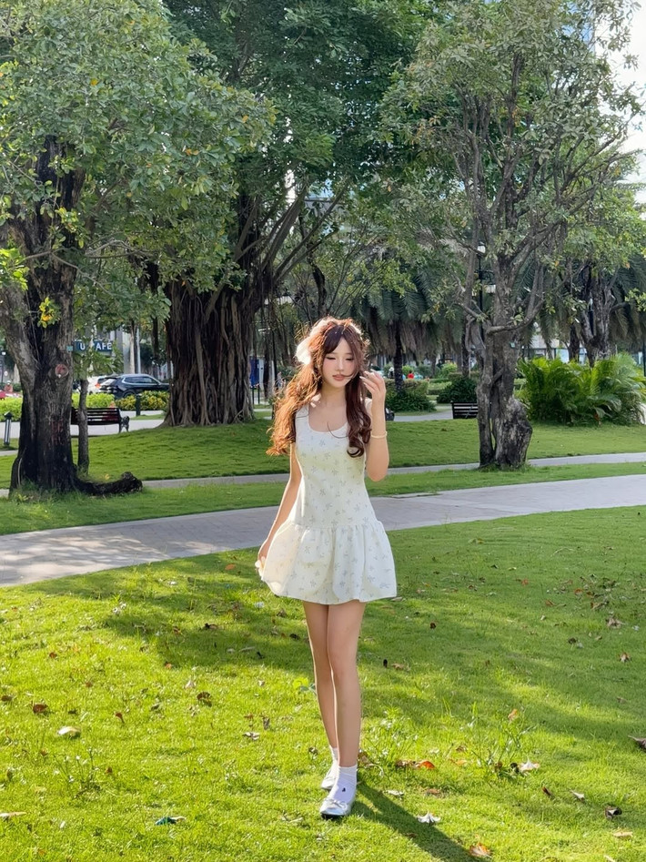 Cô nàng tạo dáng rất tự nhiên, khi ngồi trên thảm cỏ xanh mướt, khi đứng giữa không gian rộng lớn, ánh mắt mơ màng, thể hiện sự thư thái và hòa mình tuyệt đối vào thiên nhiên.