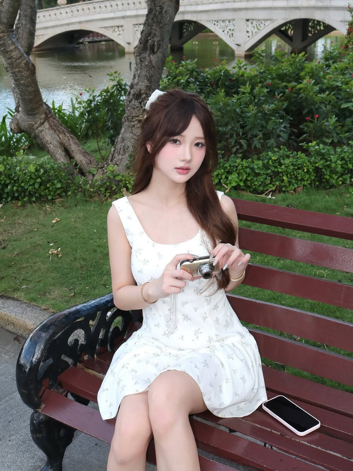 Diệu Linh, cái tên không còn xa lạ với cộng đồng mạng, vừa "đốn tim" người hâm mộ bằng loạt ảnh mới toát lên vẻ đẹp trong trẻo, ngọt ngào, xứng danh "tình đầu quốc dân". Trong bối cảnh thiên nhiên xanh mướt, nhan sắc của cô nàng càng thêm phần rạng rỡ và cuốn hút.
