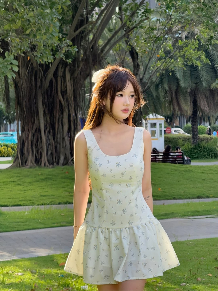 Loạt ảnh của cô nàng nhận về hàng chục nghìn lượt yêu thích cùng nhiều bình luận xuýt xoa trước nhan sắc của Diệu Linh: "Xinh quá", "y như búp bê í".