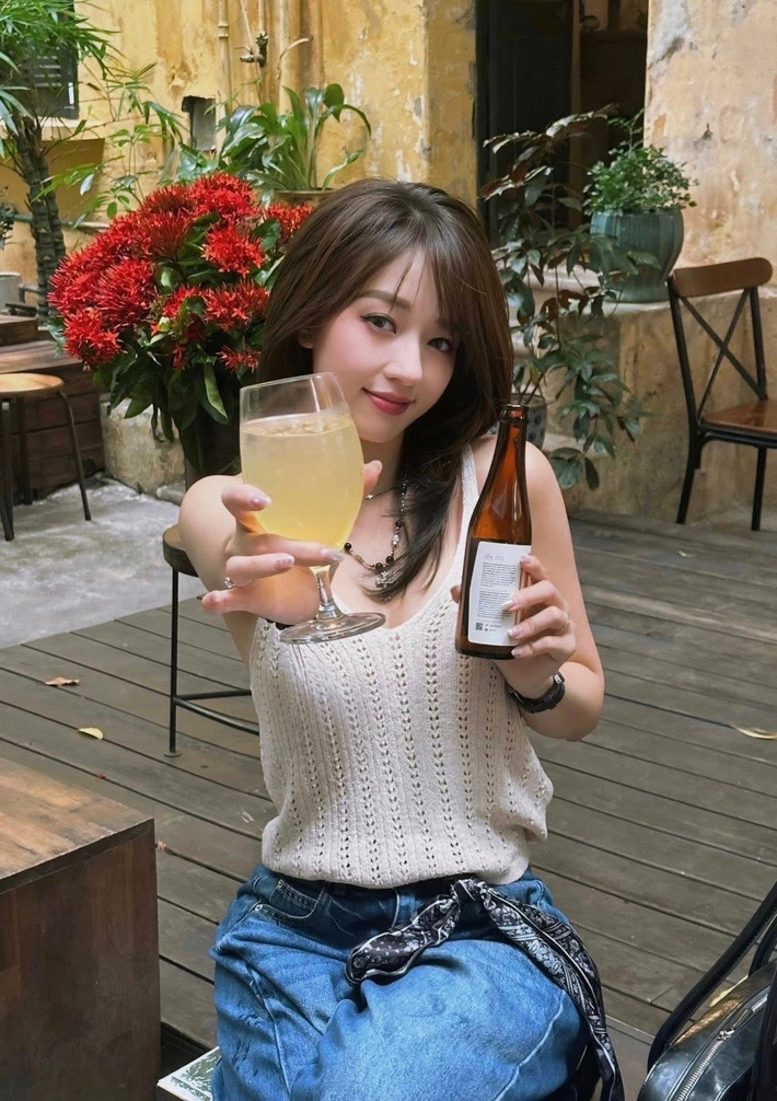 Cô nàng còn tạo điểm nhấn bằng cách thắt một chiếc khăn họa tiết quanh cạp quần, cùng với chiếc túi xách nhỏ xinh, thể hiện sự tinh tế trong việc lựa chọn phụ kiện. (Ảnh: Facebook Hà Kim)