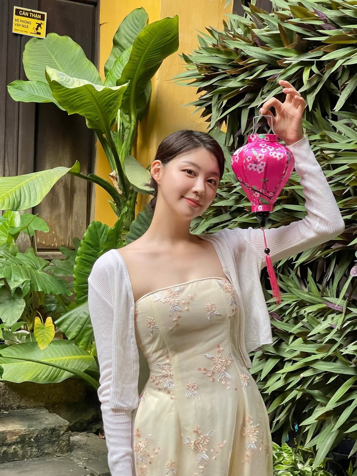 Tại Phố cổ Hội An, Yoo-jin đã ghi lại những khoảnh khắc lãng mạn, cổ kính. Cô nàng dạo bước trên phố, thướt tha trong bộ trang phục màu kem nhẹ nhàng, kết hợp cùng áo khoác cardigan trắng.(Ảnh: IGNV)