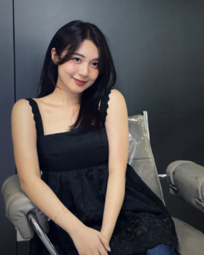 Sự phối hợp giữa váy đen đơn sắc và lối trang điểm nhẹ nhàng, gần như “makeup no makeup”, chính là minh chứng cho triết lý thời trang “ít là nhiều”. Phong cách này giúp Phương Thảo ghi điểm trong mắt khán giả không chỉ bởi ngoại hình mà còn vì gu thẩm mỹ tinh tế, biết cách tỏa sáng ngay cả khi không cần hào nhoáng bởi ánh đèn sân khấu.