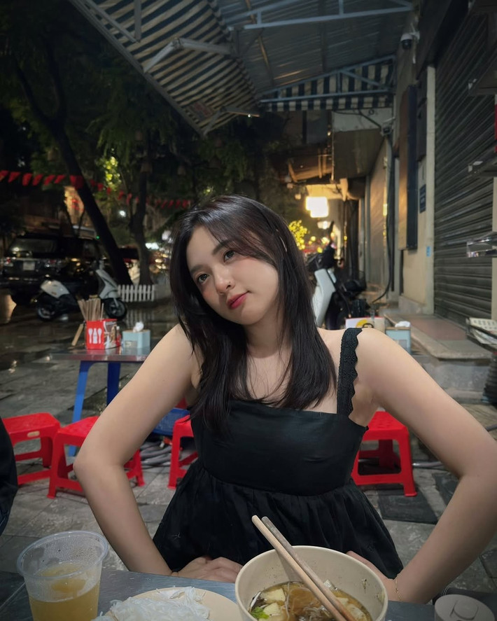 Trong bộ váy đen dáng babydoll với thiết kế đơn giản mà tinh tế, Phương Thảo vẫn giữ được nét dịu dàng vốn có. Làn da trắng mịn, mái tóc suôn dài tự nhiên và thần thái “tươi không cần gượng” khiến cô nàng nổi bật giữa không gian đời thường như quán ăn vỉa hè hay trong góc ngồi chill tại tiệm tóc. Không cần son phấn đậm hay trang phục cầu kỳ, Thảo vẫn giữ vững phong độ visual “có thần”.