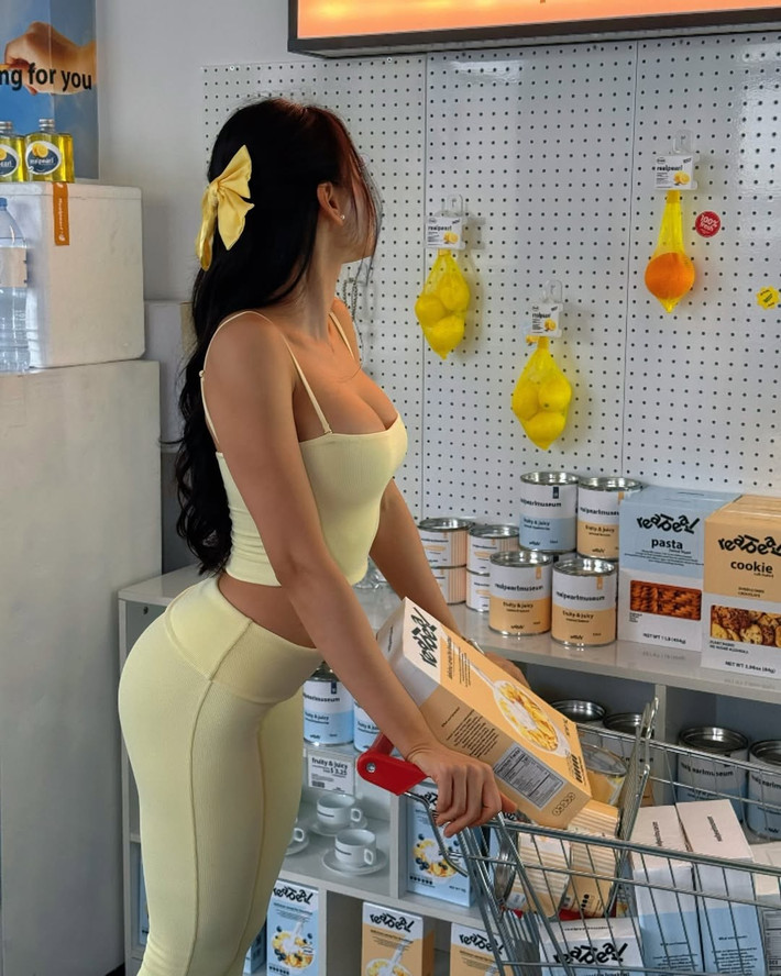 Chất liệu co giãn cao cấp không chỉ mang lại sự thoải mái khi di chuyển mà còn tạo hiệu ứng "second skin", khoe trọn thành quả từ những buổi tập luyện chăm chỉ tại phòng gym.